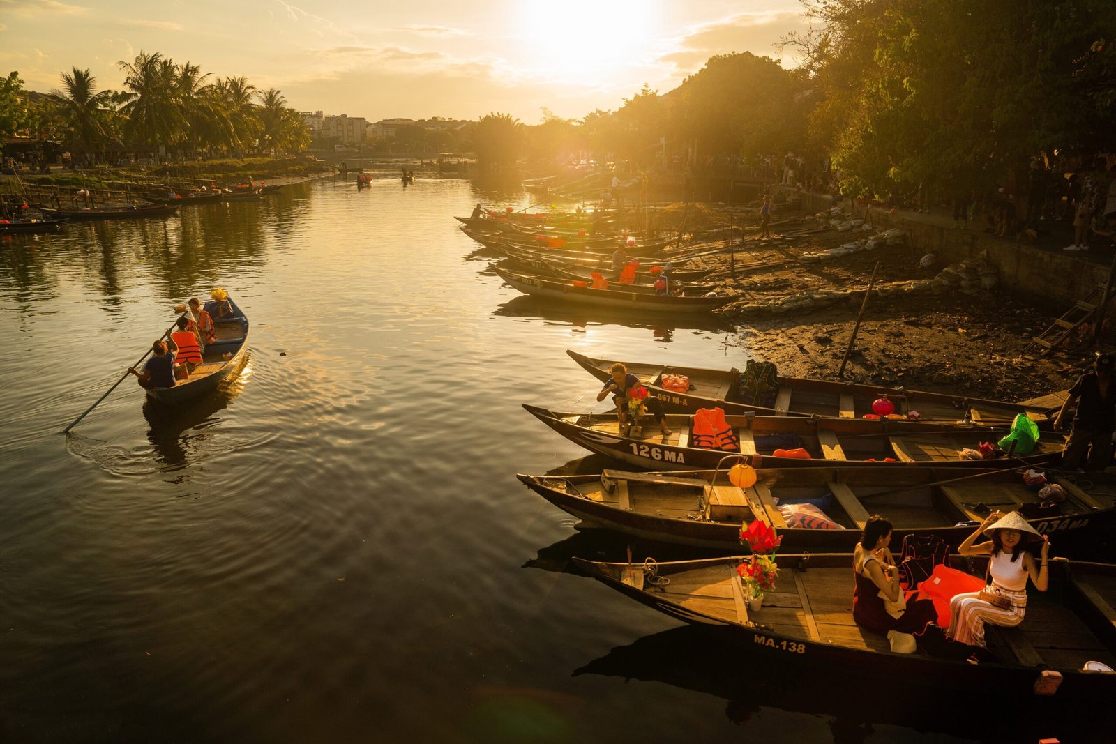 Bên Bờ Kênh Tẻ